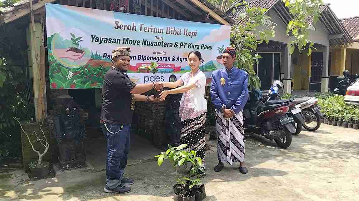 Move Nusantara Bagikan Ribuan Bibit Kopi ke Petani Borobudur