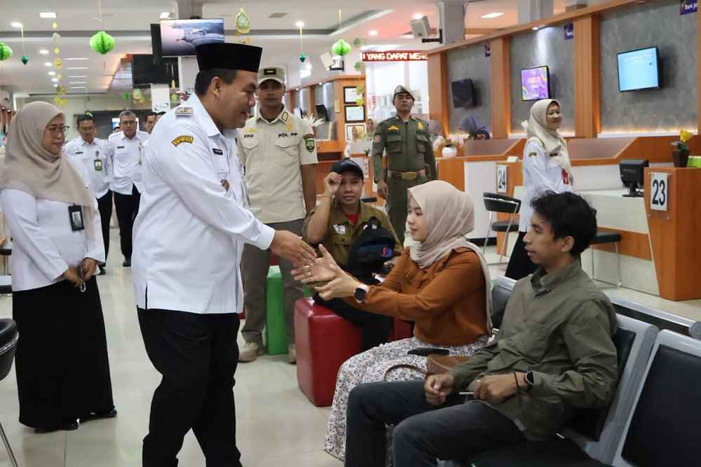 Pastikan Pelayanan Sudah Aktif, Bupati Arief Sidak Pascalibur Lebaran