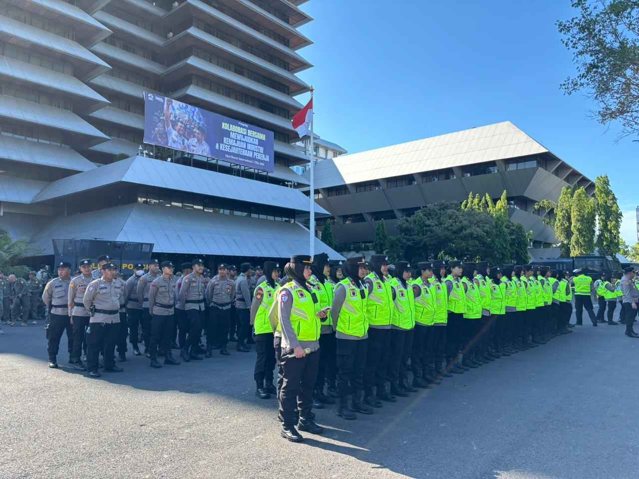Polwan Negosiator Kawal Aksi May Day di Semarang