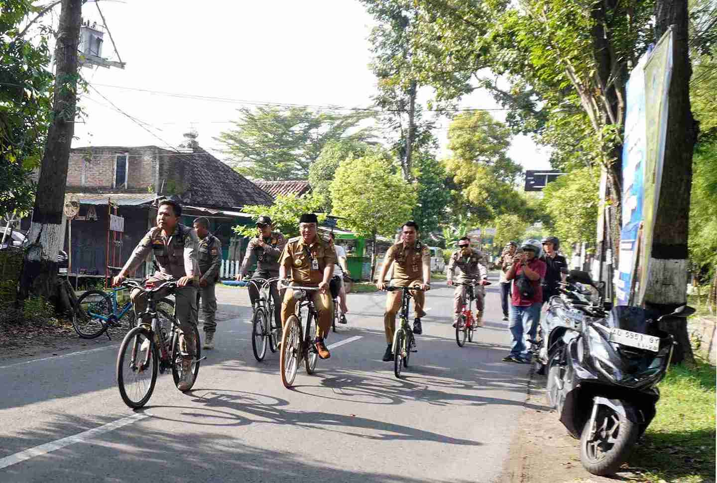 Bupati Sragen Bersepeda ke Kantor Dukung Kampanye Hemat Energi