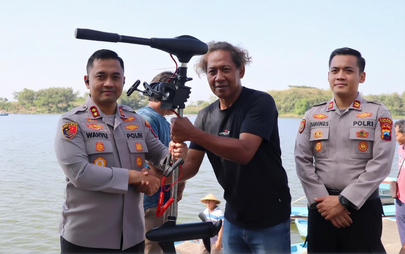 Polres Wonogiri Serahkan Bantuan Mesin Listrik Tempel untuk Nelayan Waduk Gajah Mungkur