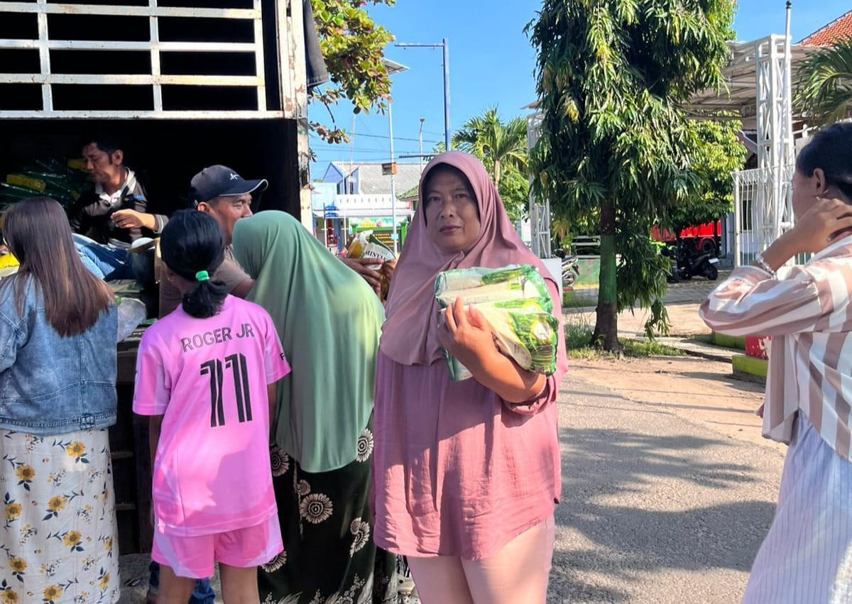 Warga Karimunjawa Terima Bantuan Pangan dari Bulog