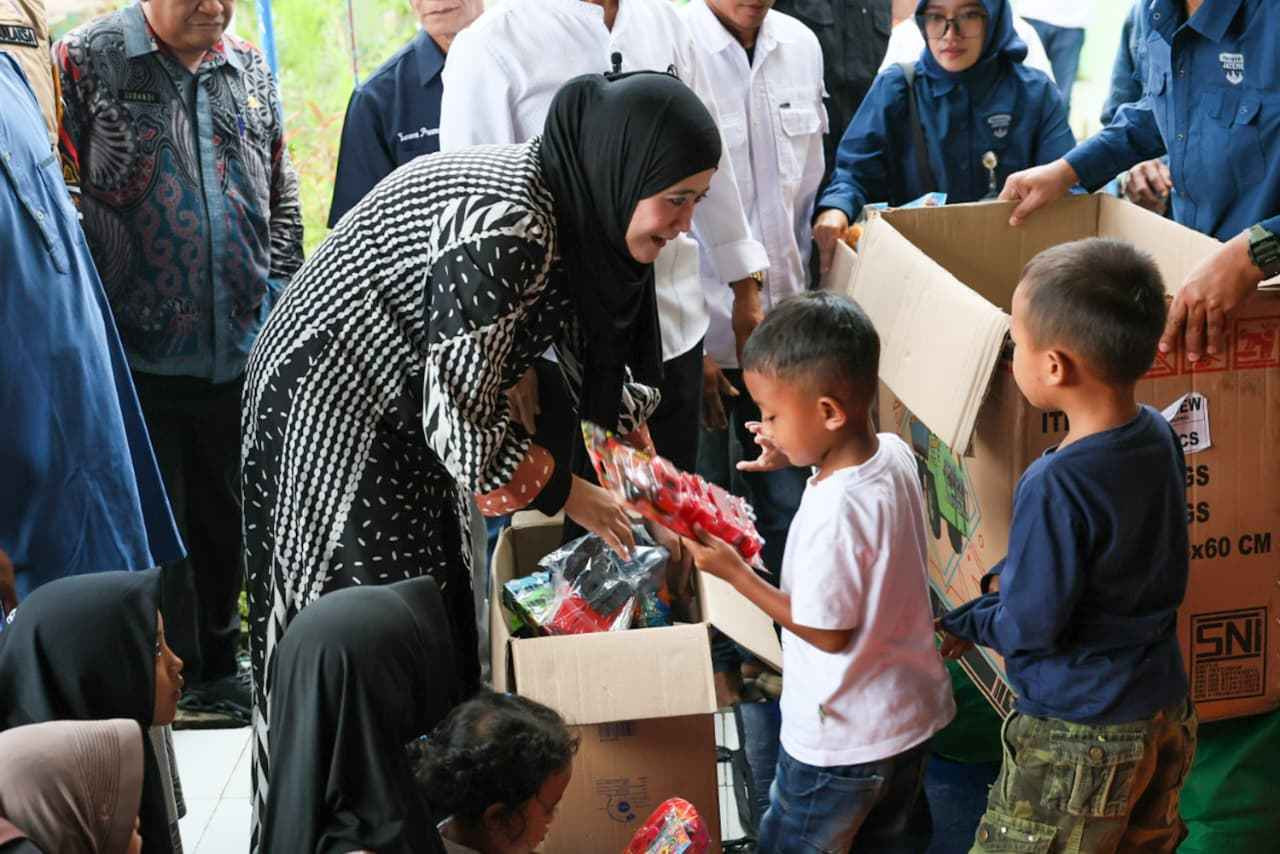 Nawal Yasin Hibur Anak-anak Pengungsi Korban Tanah Gerak Brebes