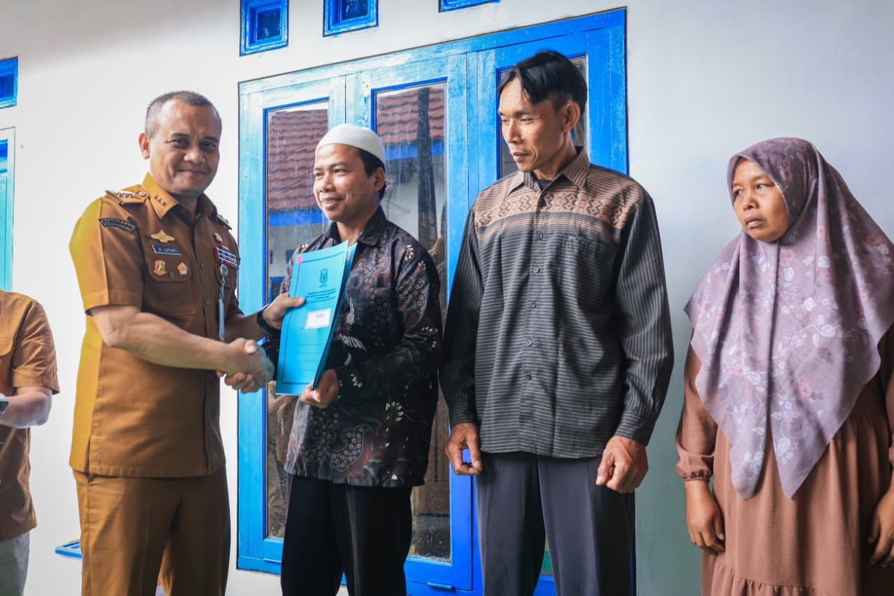 Jamin Keselamatan Warga, Ahmad Luthfi Serahkan 36 Unit Rumah untuk Warga Terdampak Tanah Gerak