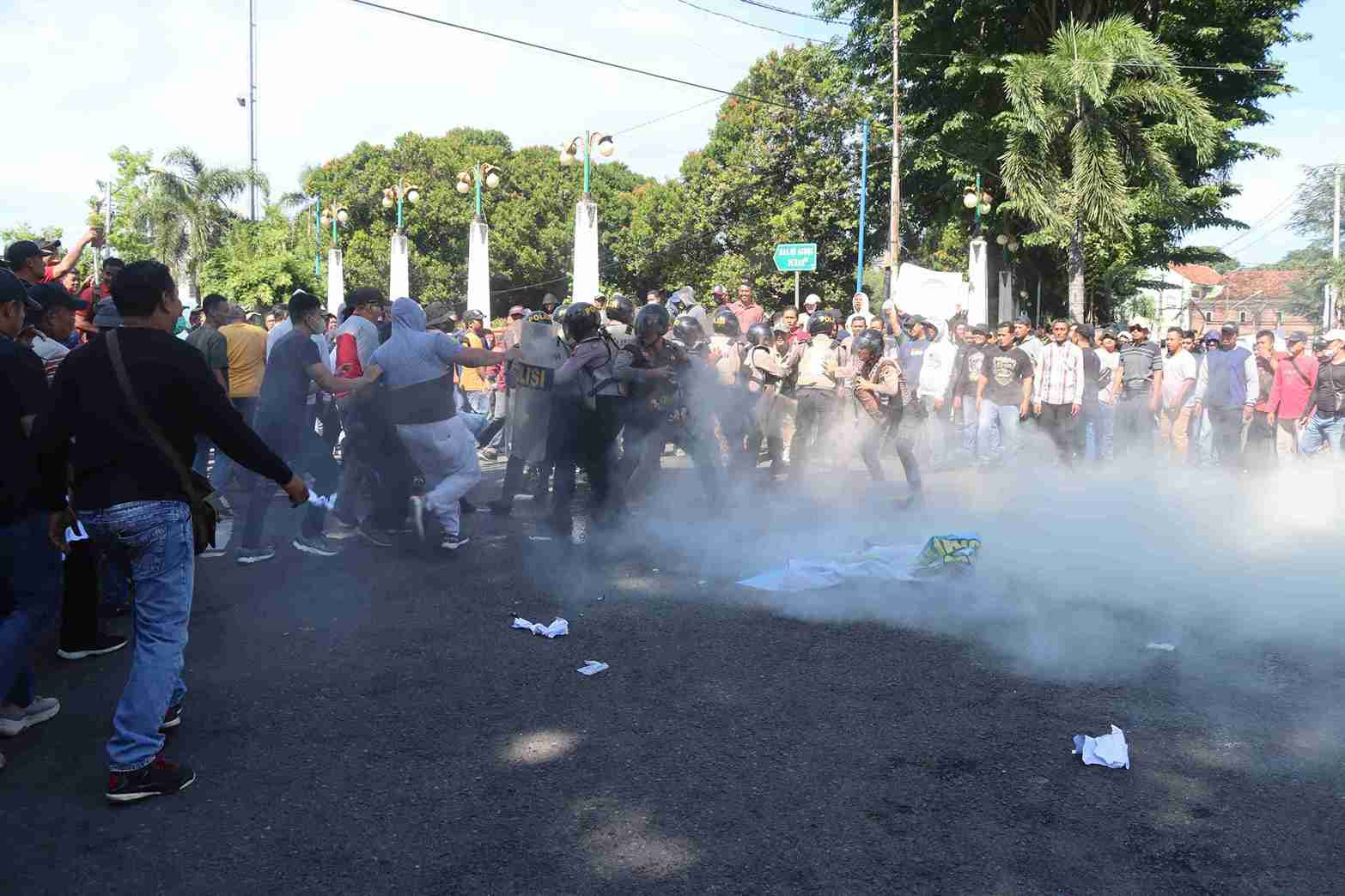 Ratusan Massa Geruduk Kantor Bupati Demak, Ada Apa?