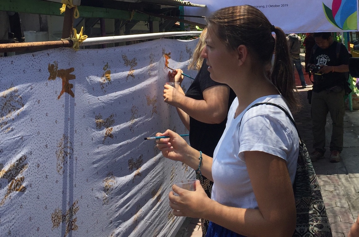 Warga Asing Membatik Kain Sepanjang 100 Meter