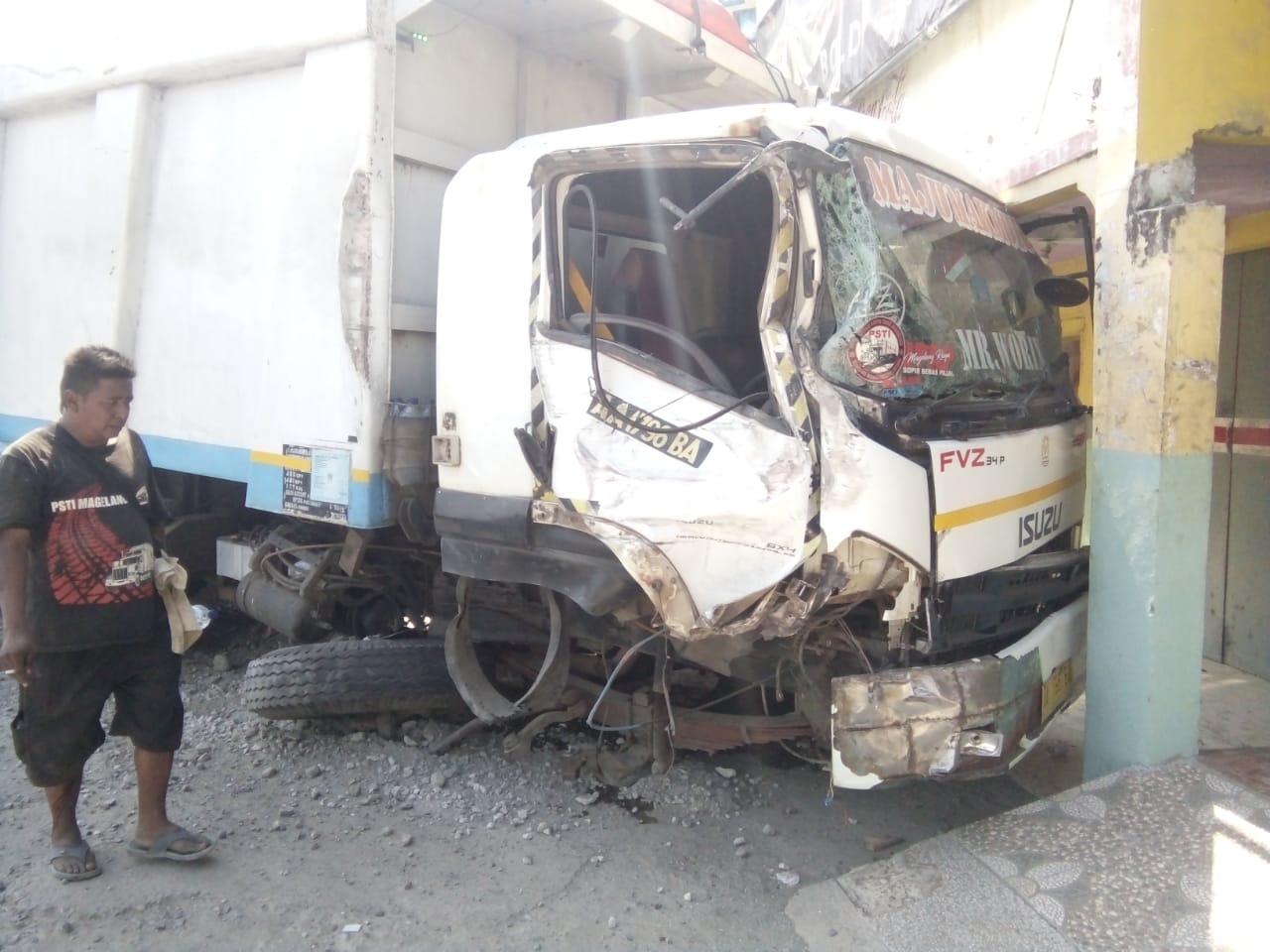 Truk Dump Seruduk Ruko di Batangan, Pati