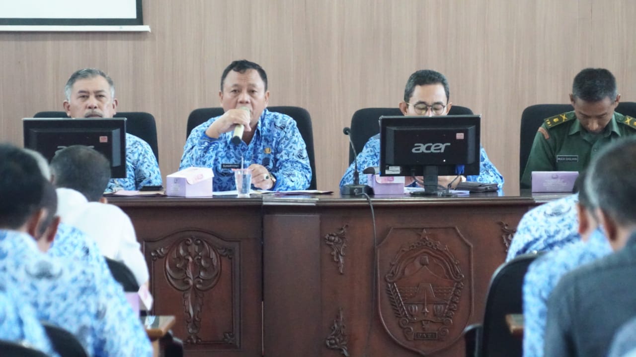 Rapat Persiapan Perayaan Natal dan Tahun Baru, Tumpukan Sampah Jadi Sorotan