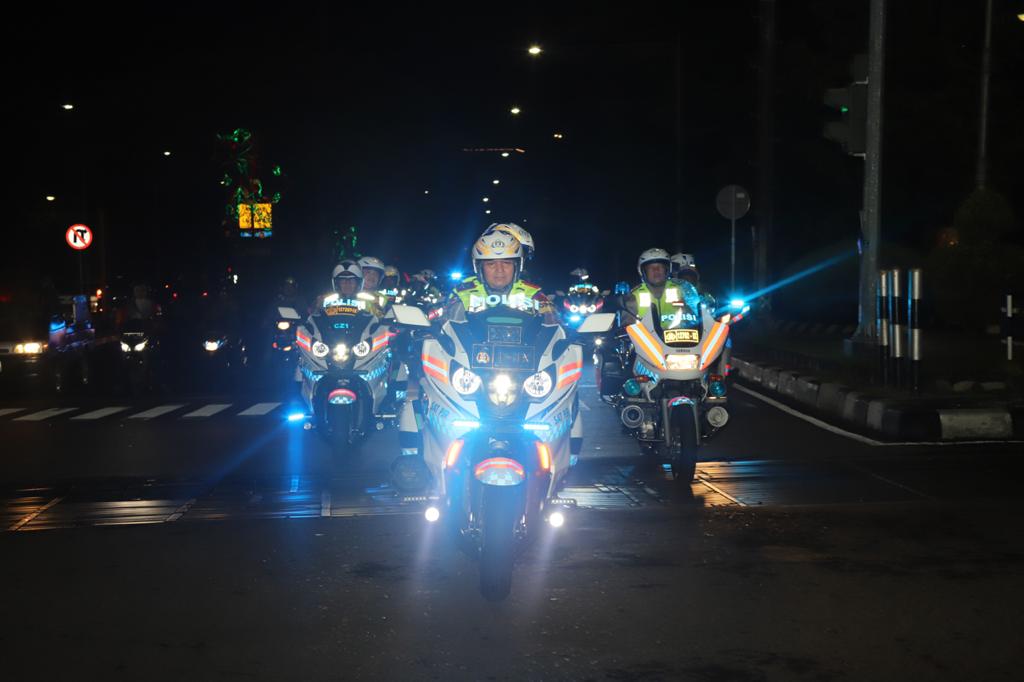 Romantis, Kapolda Jateng Bareng Istri Naik Moge Cek Pospam Nataru