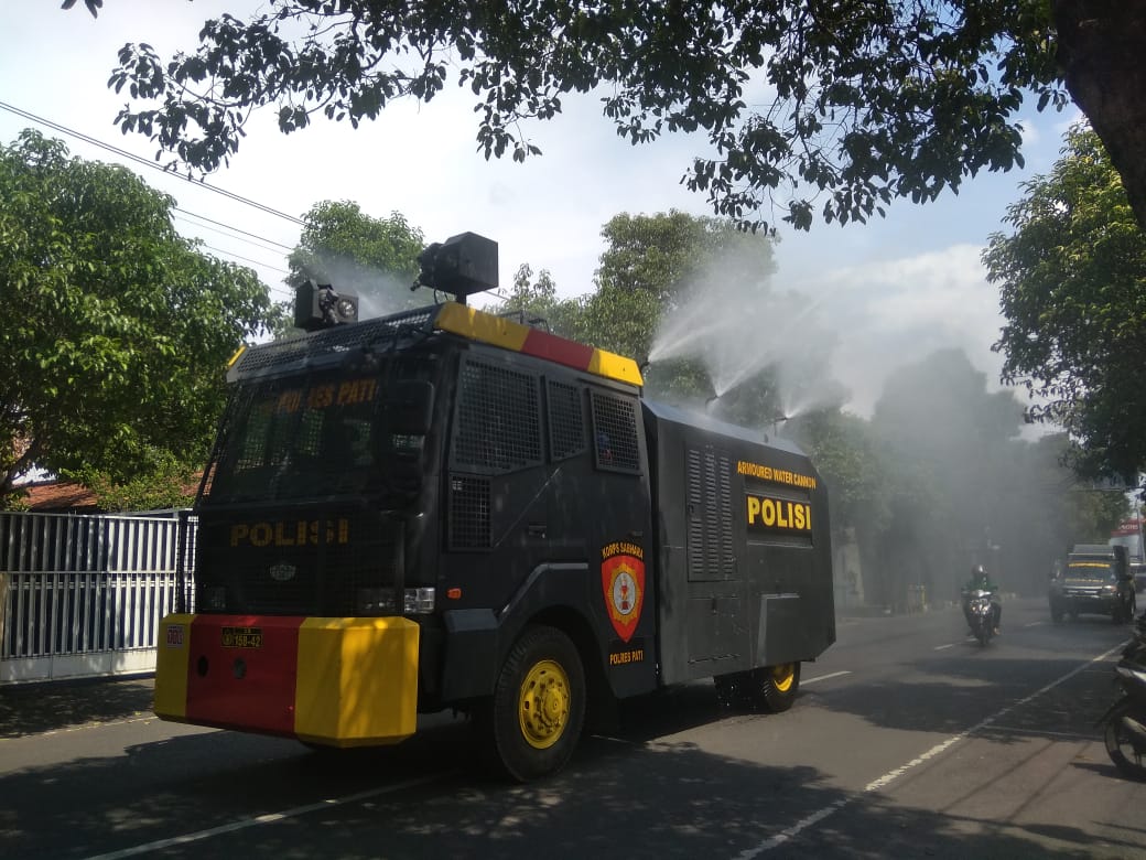 Cegah Penyebaran Corona, Kerahkan Armored Water Canon Semprot Disinfektan Jalan Protokol