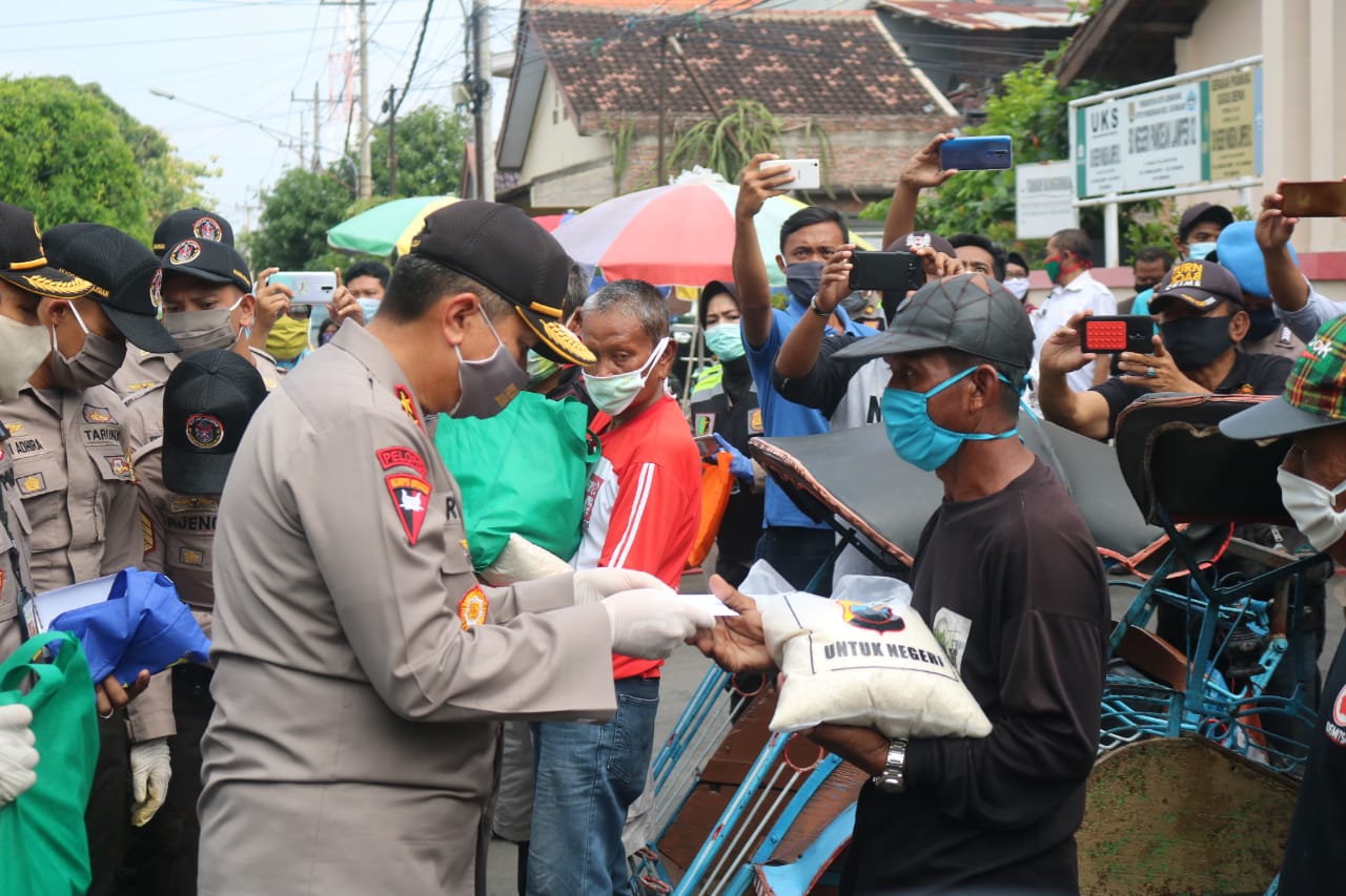 Ditengah Pandemi Coronavirus, Kapolda Jateng Bagikan Sembako dan Uang Tunai