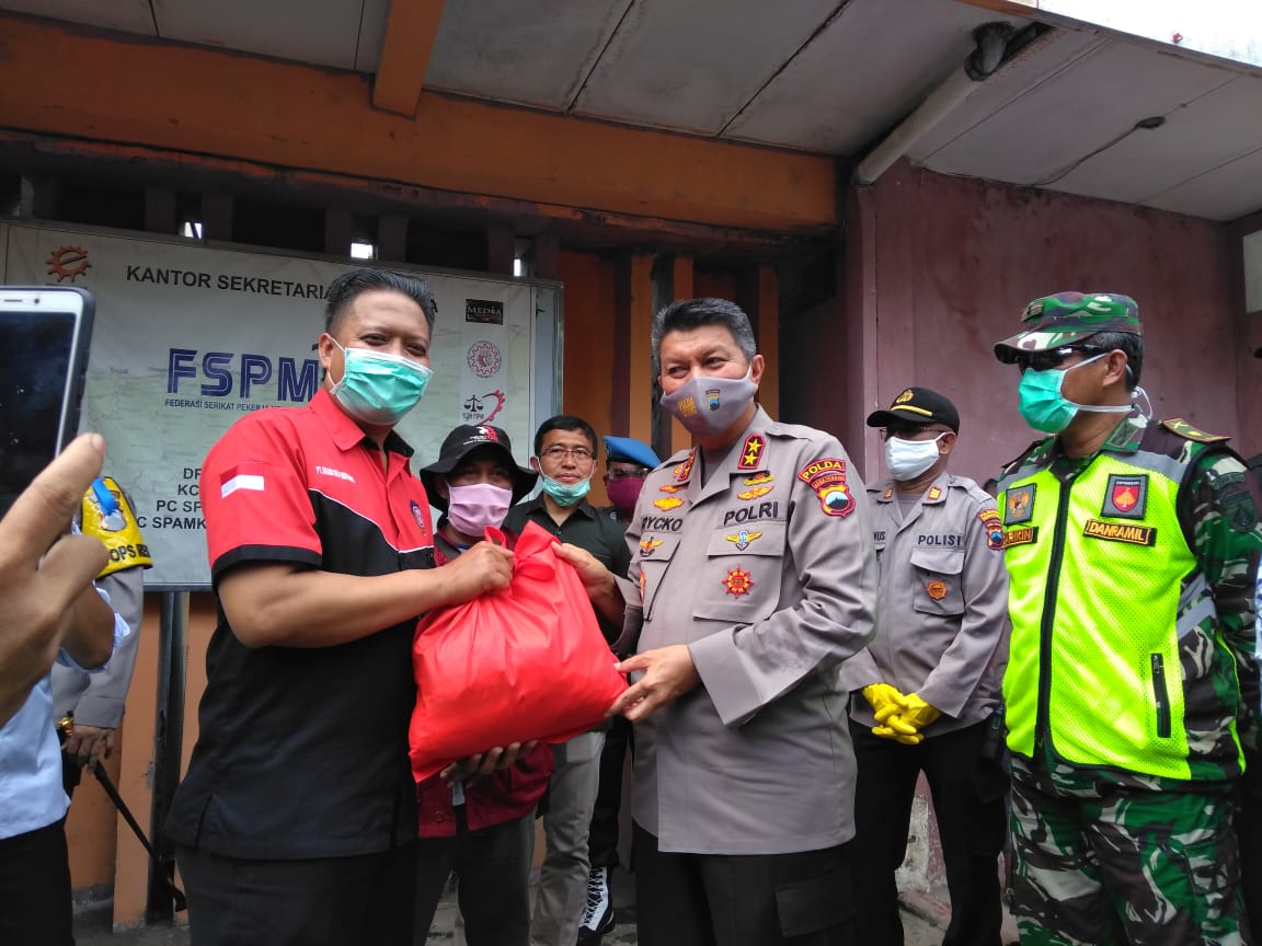 Kapolda Jateng Bagikan Sembako Pada Buruh dan Mahasiswa Terdampak Covid-19