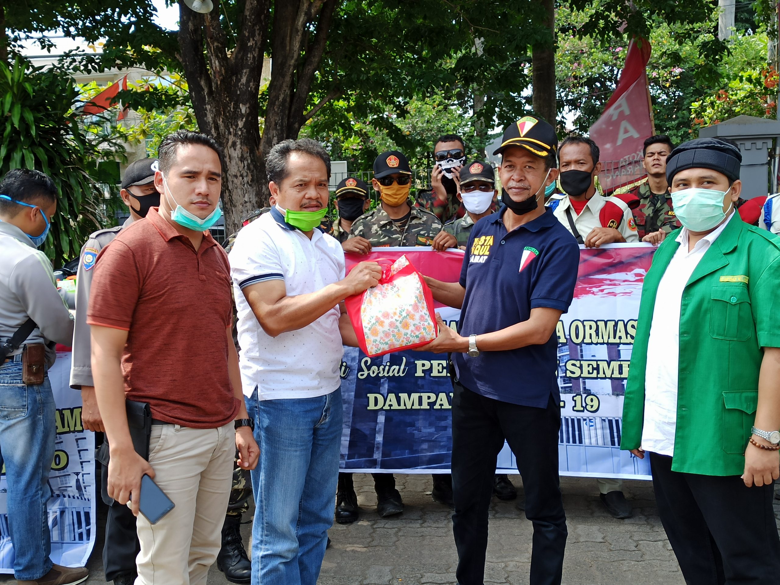 Polda Jateng dan Ormas Islam Bagi Sembako ke Warga Terdampak COVID-19