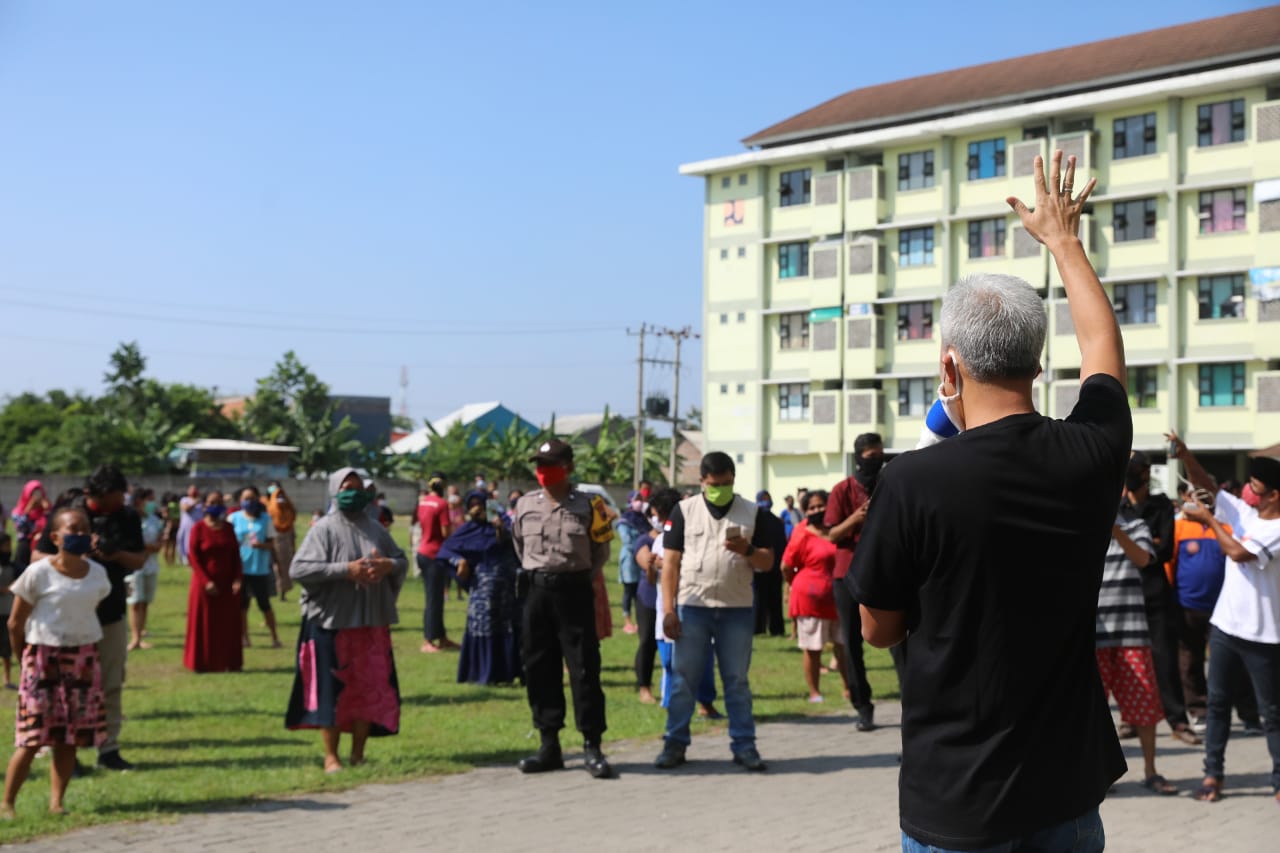 May Day! Ganjar Bagikan Sembako Pada Buruh di Rusunawa Kudu