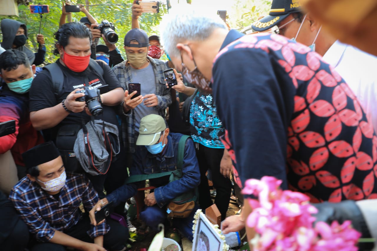 Tangan Ganjar Gemetar Saat Taburkan Bunga Di Makam Didi Kempot