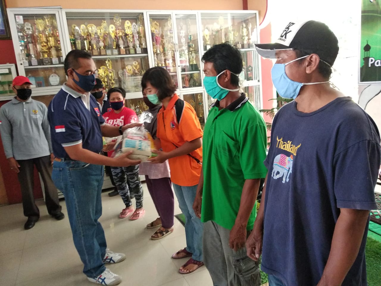 Peringati Hardiknas, SMAN 2 Pati Gelar Bakti Sosial Peduli Pandemi