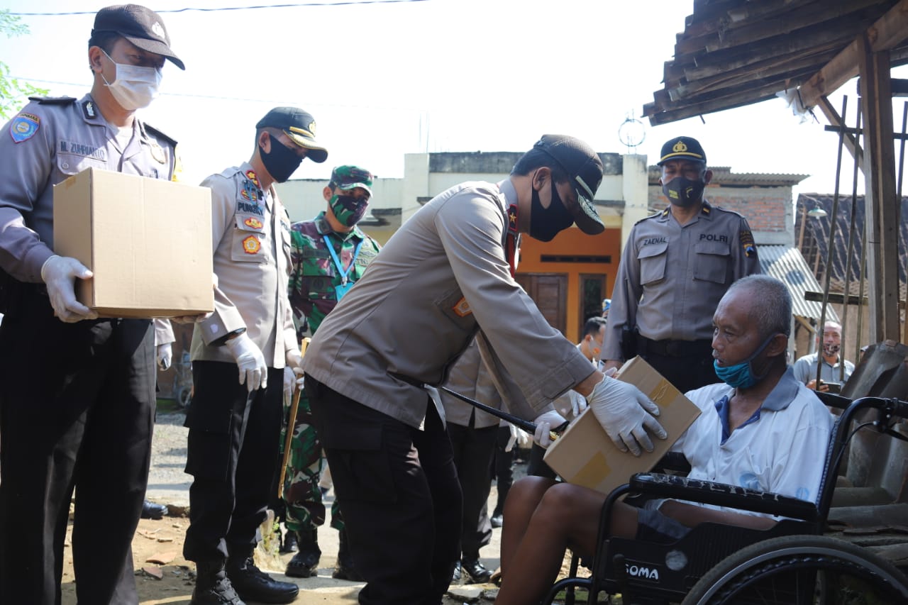 Giat Baksos Kapolda Jateng Bagi sembako Di Kota Magelang