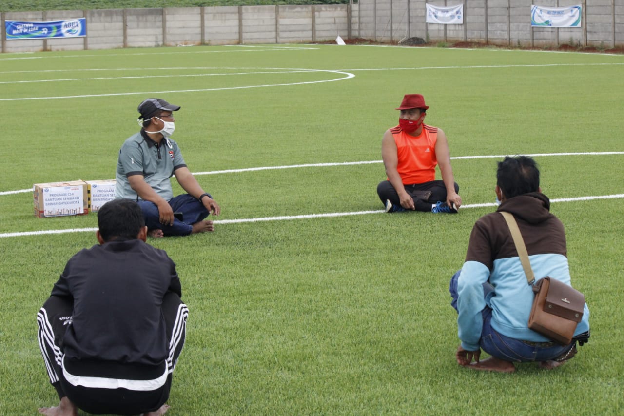 Beri Bantuan kepada Pelatih Olahraga