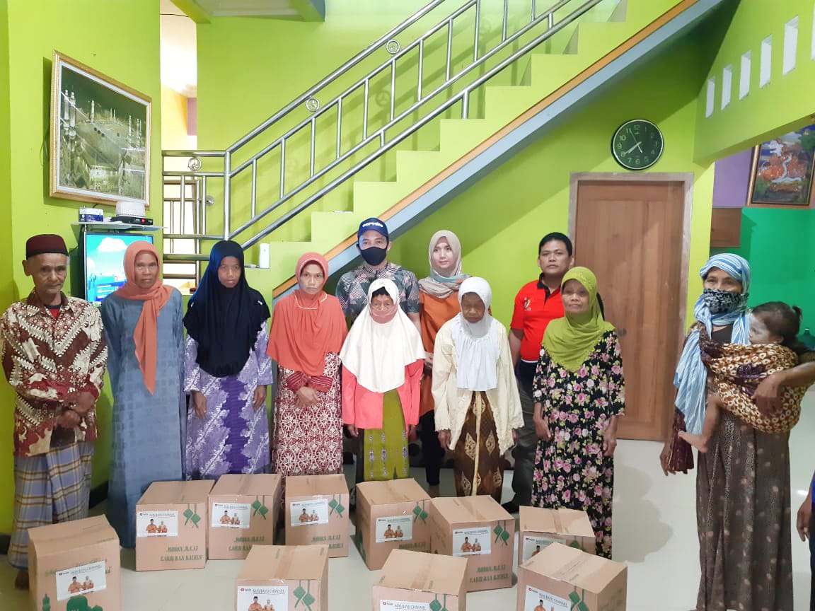 Di Sela Gowes, Wabup Bayu Bagikan Sembako ke Waga Terdampak Pandemi