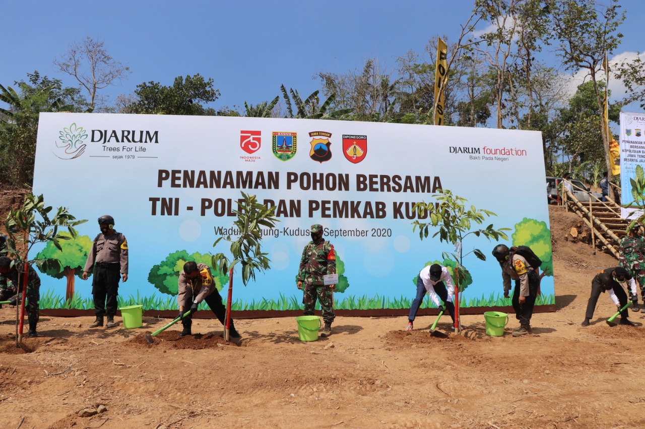 Djarum Foundation Bersama Polda Jateng Hijaukan Kawasan Wisata Alam Dawe