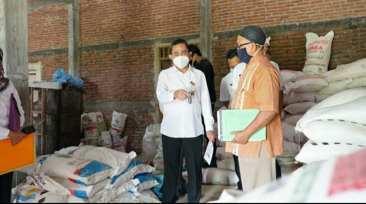 Gudang Pupuk di Sukolilo Disidak