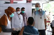 Didampingi Bupati Pati, Ganjar Tinjau Langsung Vaksinasi Pedagang