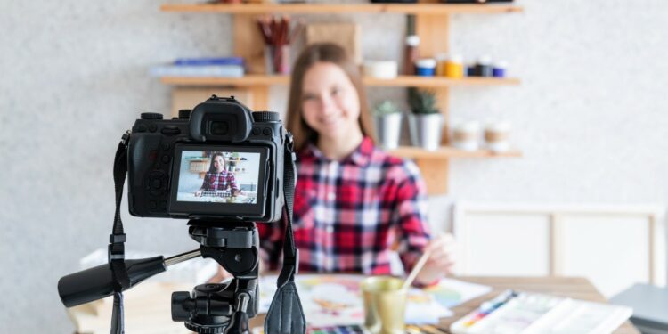 Manusia yang Hidup Dalam Sebuah Media