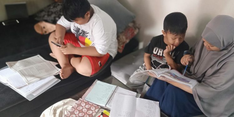 Diskusikan Perkembangan Belajar Anak dengan Guru