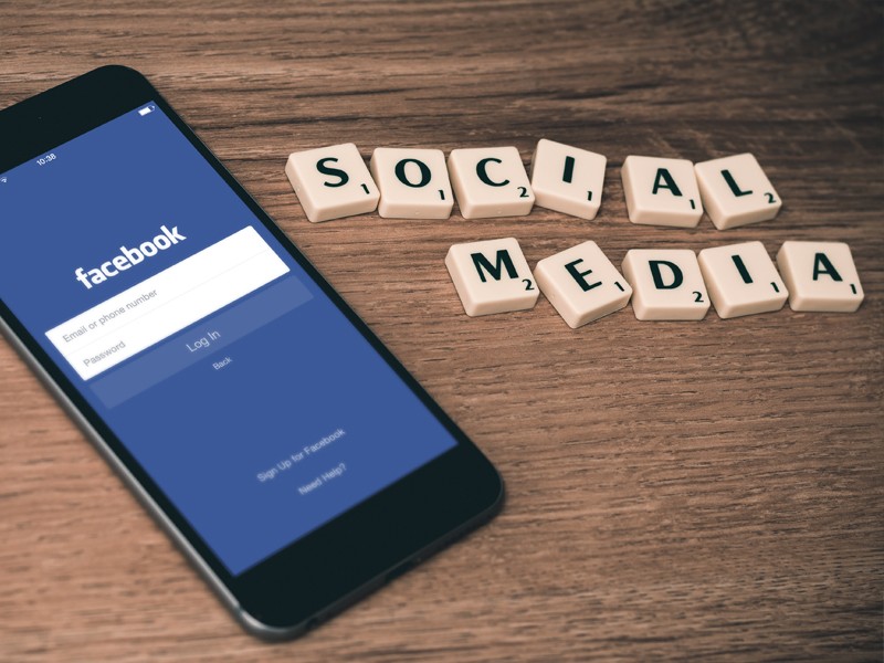 Positif dan Negatif Media Sosial, Cara Bijak dan Aman di Ruang Digital