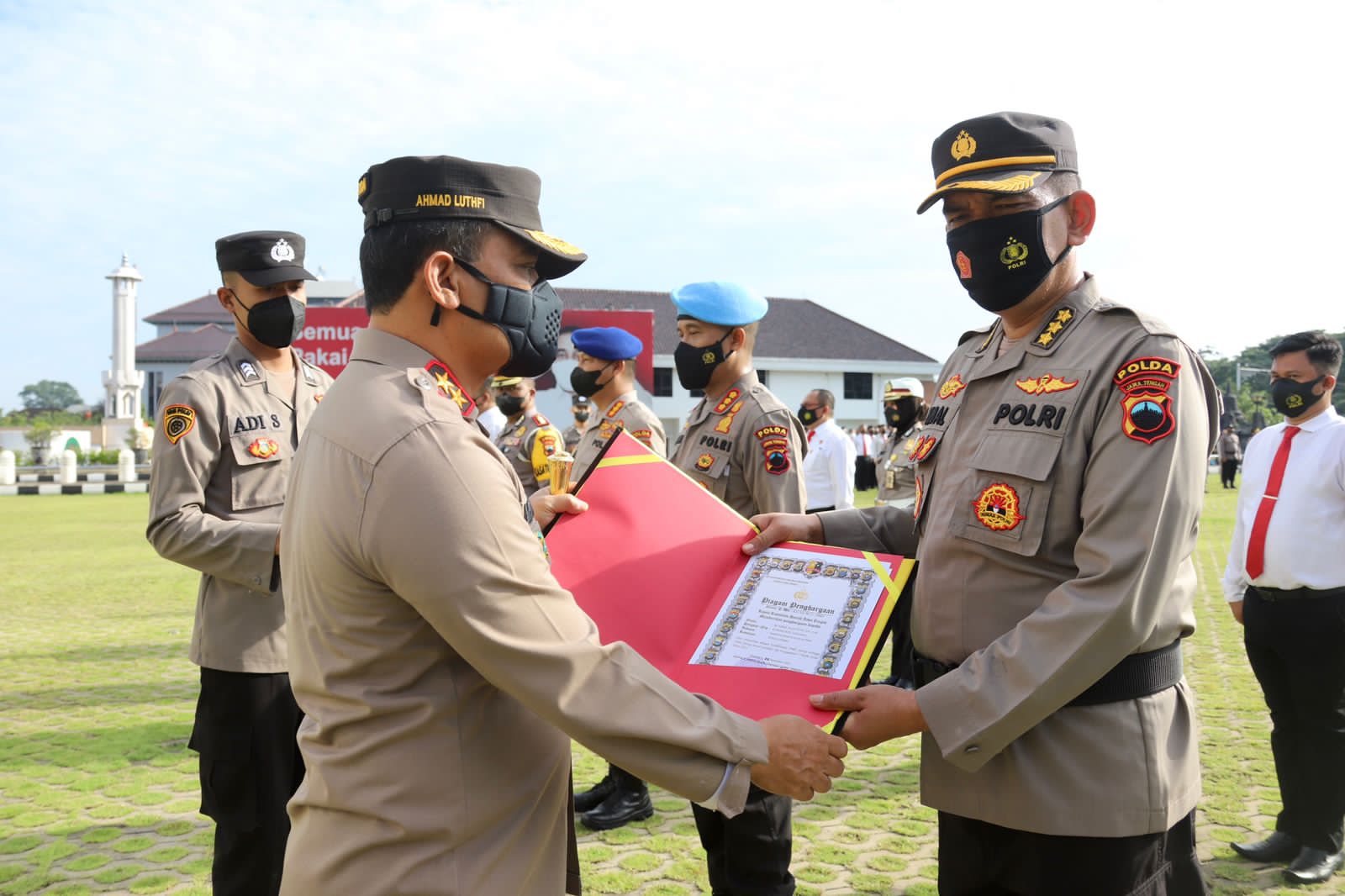 Jelang Akhir Tahun, Personil Berprestasi Polda Jateng Terima Penghargaan