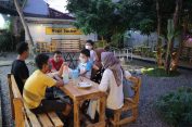 Nikmati Kedai Suasana Desa di Tengah Kota