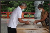 Gelar Tradisi Ayak Abu dan Penyucian Patung Dewa Jelang Perayaan Tahun Baru Imlek 2573