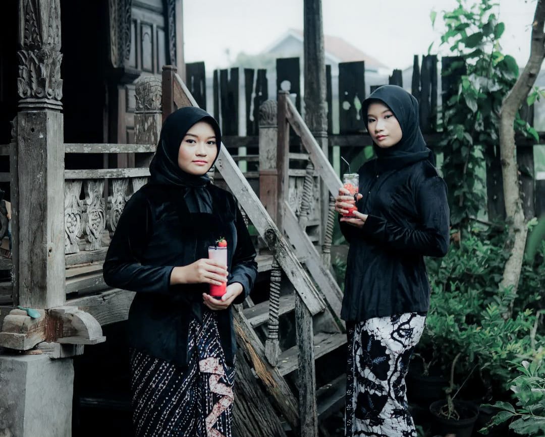 Rirare Etnicafe and Kitchen Jadi Tempat Ngopi Hits di Pati dengan Bangunan Kayu Klasik dan Taman Bonsai