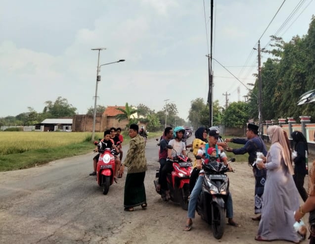 Bentuk Karakter Siswa, OSIS SMPN 2 Tayu Bagi-Bagi Takjil ke Warga