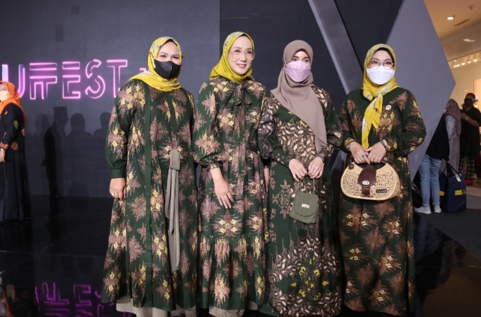 Kenakan Batik Motif Alas Jati Lestari, Siti Atikoh Apresiasi Inovasi Dekranasda Blora