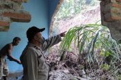 Tembok Rumah Warga Ayah, Kebumen Jebol Diterjang Longsor