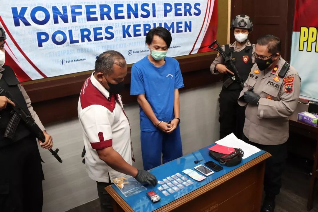 Ringkus Pria Pemakai dan Pengedar Narkoba, Amankan 17 Paket Sabu Siap Edar