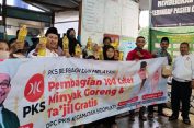Peringati Milad ke-20, PKS Sidomukti Bagikan 100 Liter Minyak Goreng