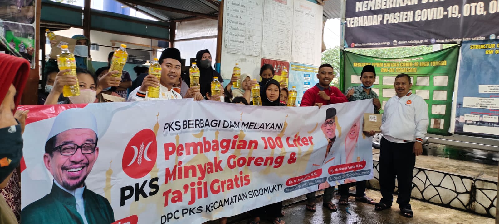 Peringati Milad ke-20, PKS Sidomukti Bagikan 100 Liter Minyak Goreng