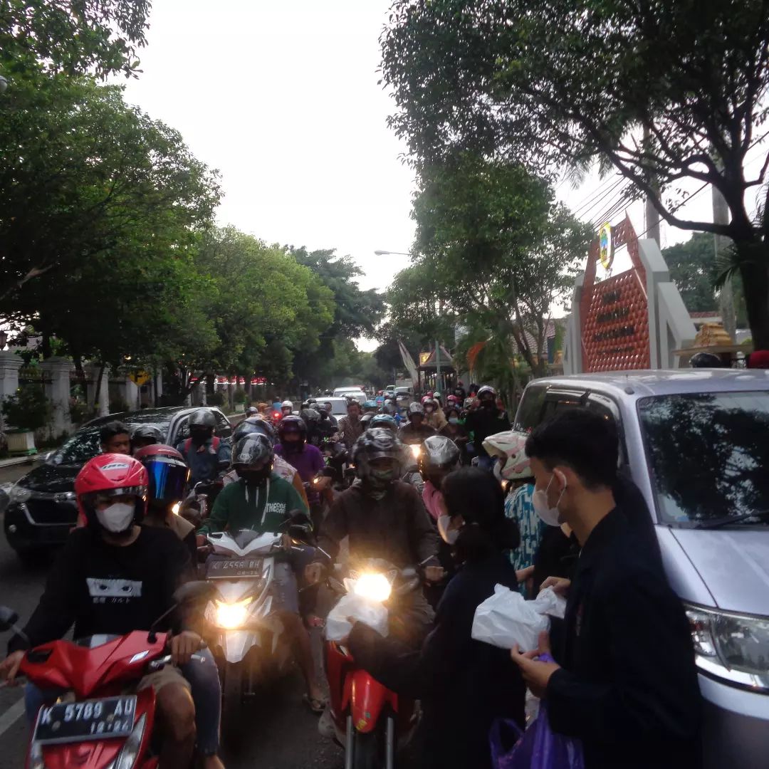 Peduli Sesama, OSIS SMA PGRI 1 Pati Berbagi Takjil