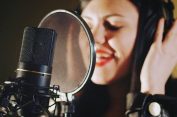 Kenalan dengan Dunia Voice Over dan Teknik Latihannya