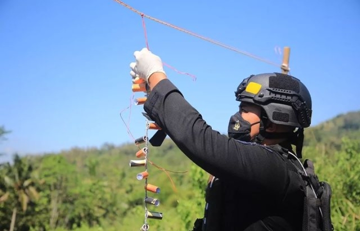 Libatkan Gegana Musnahkan Puluhan Ribu Petasan dan Granat Nanas