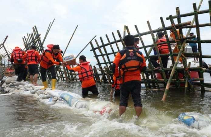 Banjir Rob Masih Melanda Semarang, Dua Titik Tanggul Jebol Ditambal