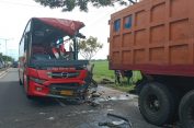Diduga Sopir Ugal-ugalan, Bus Jaya Utama Seruduk Truk Dump Parkir