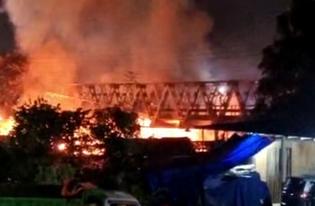 Puluhan Hunian Liar di Bawah Jembatan Juwana Tiba-Tiba Terbakar