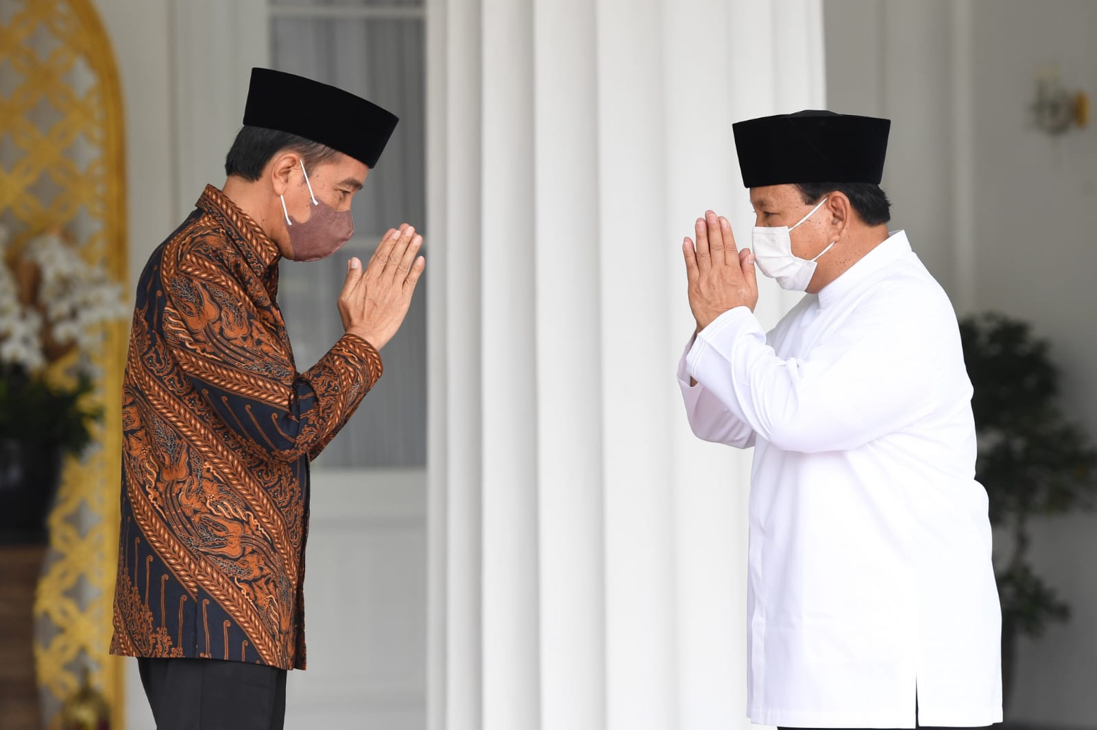 Presiden Jokowi Ajak Menhan Prabowo Santap Opor