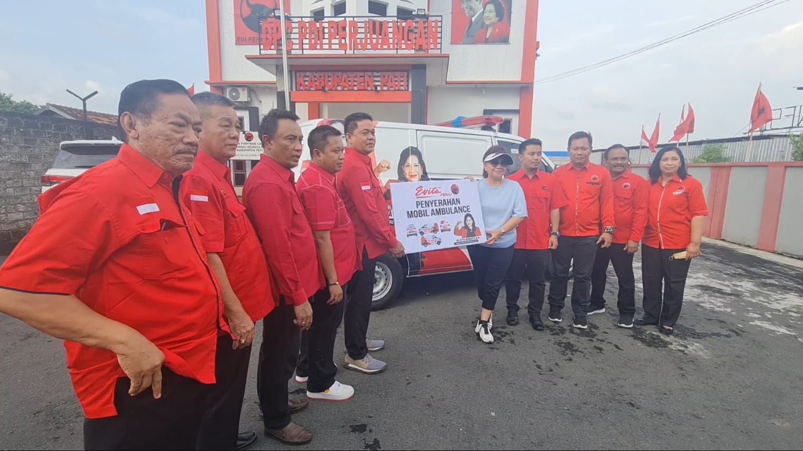 DPC PDIP Pati Terima Satu Unit Ambulan, Bisa Dimanfaatkan Warga yang Membutuhkan