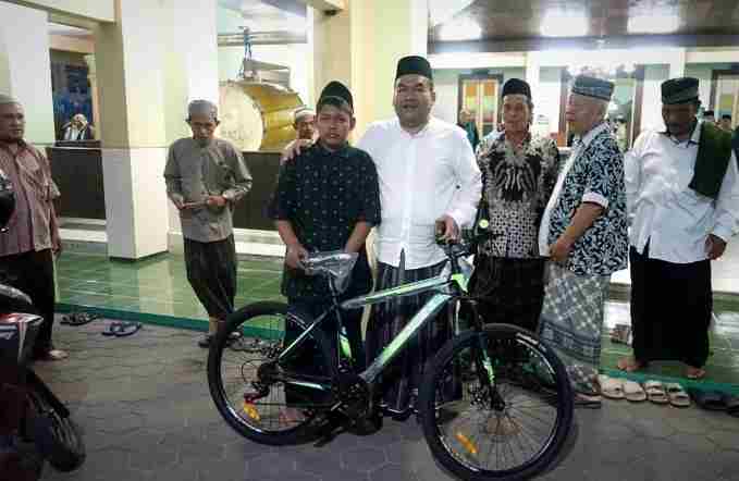 Ikut Sholat Subuh Berjamaah, Siswa Mts Ini Dapat Sepeda dari Bupati Blora