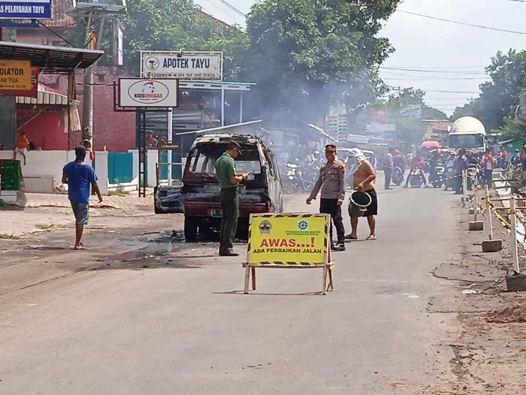 Diduga Korsleting Listrik, Sebuah Mobil di Tayu Ludes Terbakar