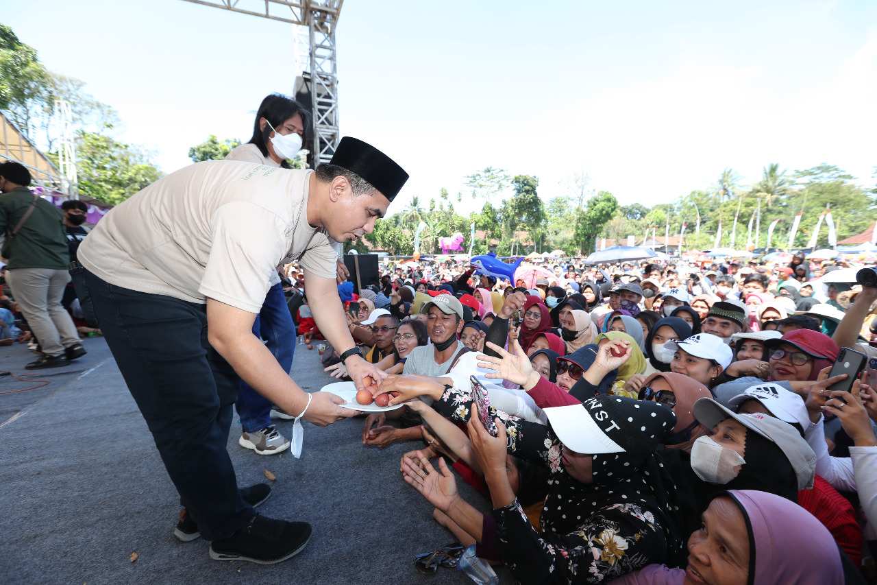 Cegah Stunting, Gus Yasin Bagikan 15 Ribu Butir Telur Ayam Rebus di Kendal
